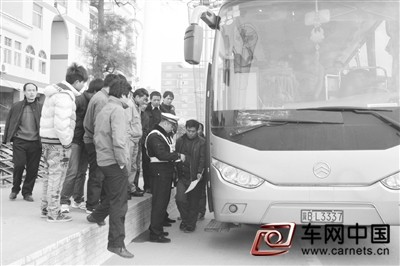 长途大巴站外揽客超载 6名乘客被塞进车内卫生间