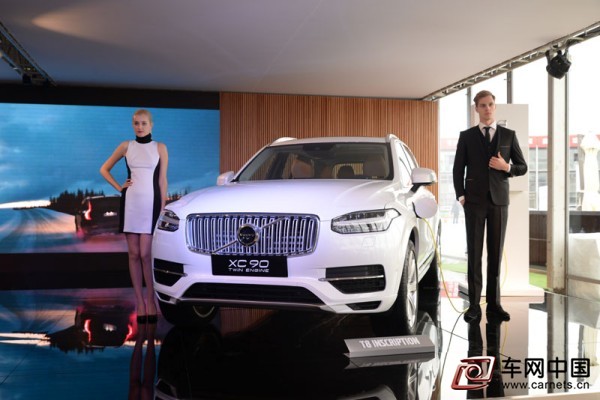 车网中国 综合新闻 沃尔沃汽车携XC90 T8 E驱混和S60L T6 E驱混动车型强势登陆广州，与此同时，沃尔沃S60L T6 E驱混动车型在广州和深圳两地启动销售，至此，沃尔沃汽车拉开了全球新能源战略在中国的序幕。“未来E驱混动和纯电动车型将占据沃尔沃汽车总销量的10%。”沃尔沃汽车集团全球高级副总裁、亚太区首席执行官拉尔斯·邓在广州车展上透露道。  豪华车引入新能源成趋势  新能源作为未来汽车的发展趋势，在本届广州车展上得到最好体现，越来越多的汽车品牌开始布局新能源战略。沃尔沃XC90 T8 E驱混S60L T6 E驱混动车型率先亮相广州车展受到市场多方关注，豪华车品牌抓紧布局新能源领域也成为大势所趋，例如奥迪的e-tron、宝马的eDrive动力系统、奔驰eL，各个品牌相继发布新能源战略，或者已经有相当一部分豪华车已经搭载了新能源动力系统，并逐渐被市场接受。  据悉，沃尔沃S60L E驱混动车型自今年4月投放上海市场以来，广受用户青睐和业界好评，成为最成功的插电式混合动力豪华车，以绝对优势领跑上海高档中型新能源车市场。数据显示，仅在上海一地，这款车的月销量便在百台以上。此外，在广州、深圳两地，沃尔沃S60L E驱混动车型还享受国家和地方政府相应新能源汽车推广应用补贴政策，加上厂商的额外补贴及免费获得的新能源车牌照，消费者购车成本大幅降低。以深圳为例，用户共可享受超过22万元人民币的优惠幅度。  而此番在广州车展上市的沃尔沃全新XC90 T8是全球首部配备最强混动和智能互联科技的7座豪华SUV，是全新XC90家族的旗舰车型。据介绍，E驱混动科技拥有同级竞品无法比拟的“先天优势”，全新XC90 T8 E驱混动变身“性能SUV”，最大系统功率高达300千瓦(407马力)，峰值系统扭矩更是高达640牛?米，从静止加速至100公里/时仅需5.6秒，以中大型豪华SUV的身份进入了“5秒俱乐部”。同时，这款车的综合油耗仅为2.6升/百公里，二氧化碳排放为63克/公里，在同等动力水平的豪华SUV市场，其领先低排放水平首屈一指。值得一提的是，XC90 T8 E驱混动提供混合动力、纯电、性能、越野、四驱、电量保持、个性化7种不同的工况模式，将豪华SUV的驾控感受推向新高度。  沃尔沃全系标配新能源  “作为沃尔沃汽车面向未来全球新能源战略的重要成果，E驱混动科技具有里程碑式的意义。未来，我们将在整个车系中全面引入E驱混动，发展到中期，E驱混动和纯电动车型将占据沃尔沃汽车总销量的10%。”沃尔沃汽车集团全球高级副总裁、亚太区首席执行官拉尔斯?邓表示。  此外，沃尔沃提出了“三步走”新能源技术发展战略，即发展高效发动机、发展插电式混合动力、至使用纯电动并最终实现“零排放”愿景。在全球范围内进行的C30纯电动车推广使用正是这一战略的具体实施，沃尔沃方面认为，到2019年整个社会对于纯电是比较成熟的状态，在那个时候沃尔沃纯电动车或将上市。  事实上，作为新能源汽车领域的领先者，早在1976年，沃尔沃汽车便研发出了首款电动化技术原型车。2012年，沃尔沃已在60系和90系两大系列布局E驱混动科技，成为第一个在欧洲发布插电式混合动力车型的豪华汽车品牌，截止目前，V60 E驱混动(柴油版)已在欧洲累计销售超过18000台。  随着国内对新能源领域的重视以及新能源车基础设施的不断完善，沃尔沃将凭借E驱动力的高效环保在中国赢得更多市场。而根据沃尔沃此前公布的2020年全球销量提升至80万辆的目标来看，到2020年沃尔沃的电气化汽车年销量将有望达到8万辆。