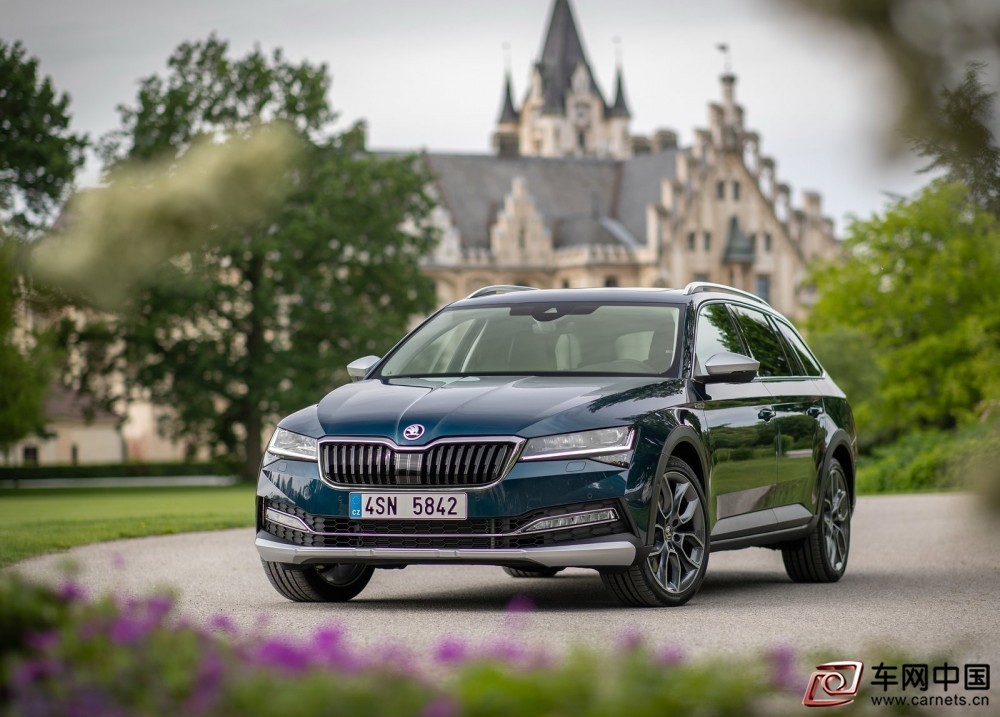 Skoda-Superb_Scout-2020-1600-04