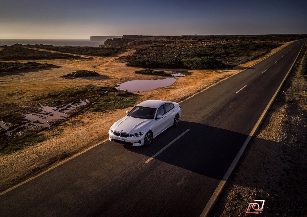 BMW-330e_Sedan-2019-1600-11