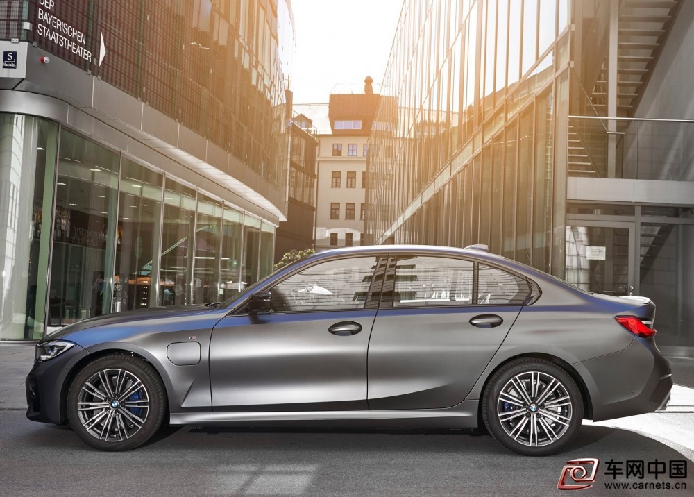 BMW-330e_Sedan-2019-1600-26