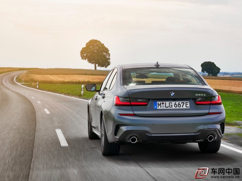 BMW-330e_Sedan-2019-1600-39