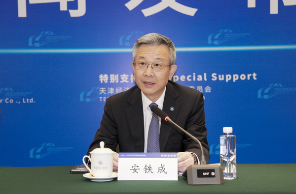 安铁成_调整大小.jpg
